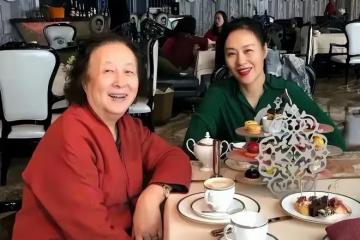 鄔君梅帶82歲老媽吃飯，穿襯衫扎馬尾年輕活力，和老媽同框像姐妹