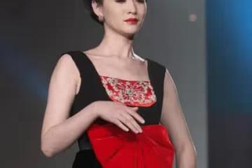 李小冉這髮型真絕了!頭頂20cm高聳盤發亮相,人美果然能為所欲為