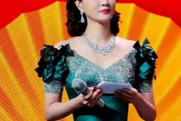 她才是央視最美女主持人,穿孔雀裙氣質卓越,45歲還未婚太可惜