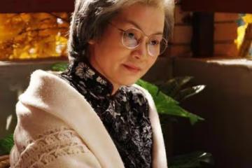看了68歲潘虹和63歲劉雪華，才明白女人優雅老去比刻意扮嫩更美