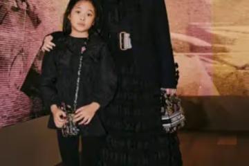 梅婷帶女兒見世面!47歲她眼紋明顯,9歲女兒和媽媽一樣氣質高級
