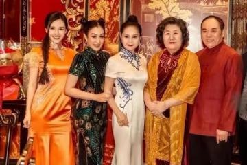 鍾麗緹全家福曝光!她和婆婆像祖孫隔代人,一個像少女一個真奶奶