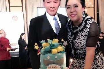 向太素顏居然很漂亮!穿襯衫戴蝴蝶結像年輕姑娘,64歲還有少女肌
