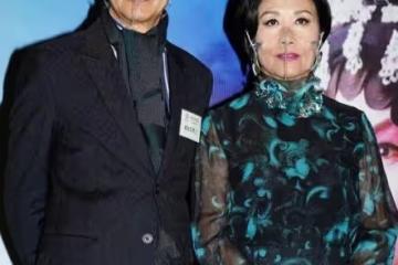 汪明荃羅家英夫婦罕見亮相,穿花裙變芭比貴婦,狀態一點不像75歲