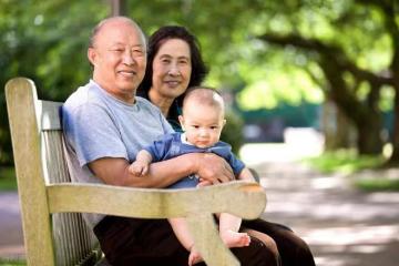 奉勸正在幫子女帶娃的老人們，要謹記這4點忠告，避免費力不討好