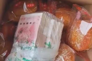 滿滿的愛！女兒回娘家，只因說了句缺錢，返程父親偷偷往箱子塞錢