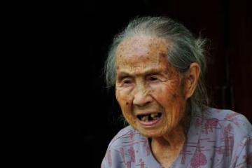 67歲再婚阿姨:跟再婚老伴月入8千,卻沒錢吃一頓雞肉
