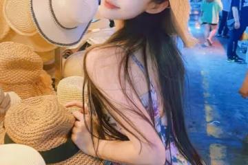 20歲極品尤物少女的時尚穿搭：陽光下的自然女神：草帽與花裙 夏日時尚新高度
