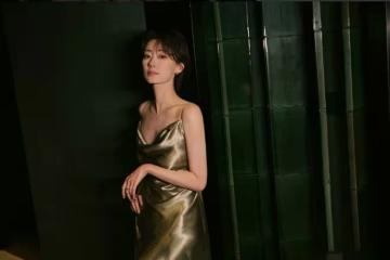 張小斐短髮香檳裙亮相景德鎮，網友讚嘆：張小斐的氣質真是太絕了