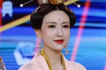 張蕾驚艷國際舞台！穿古韻漢服演繹東方魅力，美得宛如畫中仙女