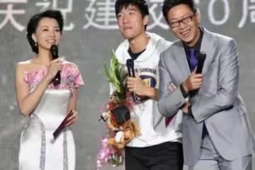 董卿真是中年女人的榜樣!穿抹胸緞面禮服裙,跪地主持身段也優美