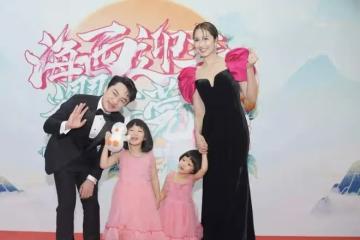 王祖藍夫婦帶女兒參加活動!175老婆穿泡泡袖拖尾裙,像帶了仨娃