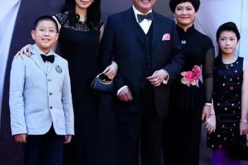 萬梓良一家三口亮相!小16歲嬌妻氣質溫婉膚白貌美,看著像30歲