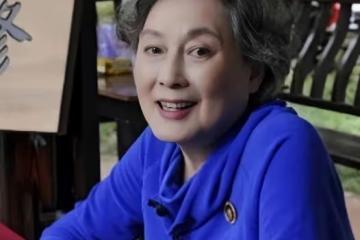 85歲向梅還是那麼迷人！銀髮微卷端莊大氣，穿衣簡約，美了一輩子