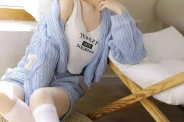 純凈如你,一襲淡藍色針織開衫,演繹毫不費力的優雅