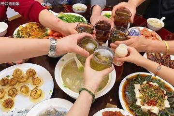 山東5兄妹曬年夜飯，第4桌「好寒酸」，行業不同，差距也太大了！