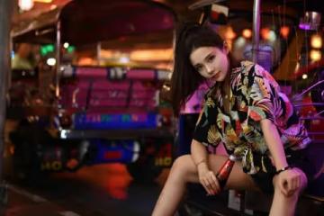 20歲極品尤物少女的時尚穿搭:夜色霓虹下的都市風尚 少女的璀璨穿搭瞬間