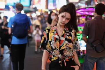 20歲極品尤物少女的時尚穿搭：熱帶風情 都市魅力的夜晚街頭風采