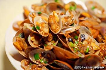 清洗花蛤時，最忌用鹽和油，海邊老漁民教你一招，花蛤瘋狂吐泥沙