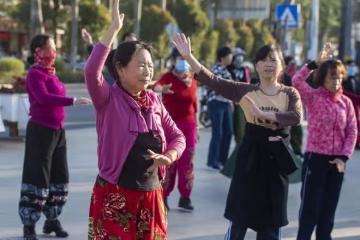 58歲大媽哭訴：交誼舞的水太深了，跳了五個月，就把家庭給跳沒了