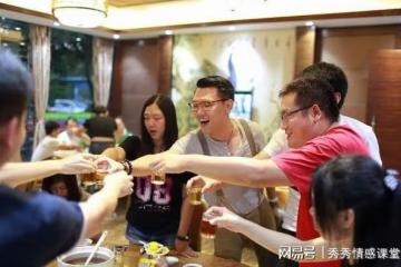 初中同學聚會,當年霸凌我的死對頭低聲下氣對我說:老同學幫幫忙