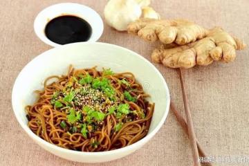 口感香醇,回味無窮的經典醬油麵,讓你仿佛置身於獨特的美食世界