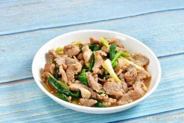 香氣四溢,佳肴滿桌,大蒜炒肉的魅力與做法解析