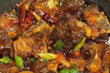 這個家常版紅燒牛排骨真是絕了！香辣入味，軟爛脫骨