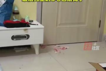 丈夫打麻將回來晚了，門縫塞錢讓妻子開門，妻子：看到這瞬間笑了