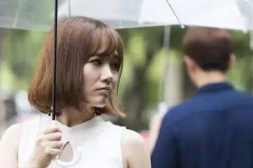 分手後，女人還在用4種方式聯繫你，很明顯就是對你「余情未了」