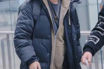 潘粵明攜小10歲女友度假歸來，貼心幫搬行李箱，尹姝貽眼神警惕