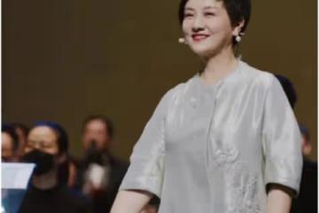 鄧婕越活越年輕！穿刺繡裙盡顯女方女性韻味，自然老去太優雅了
