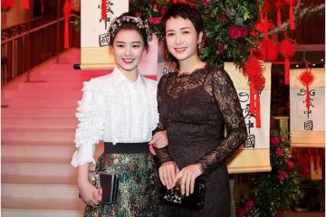 蔣雯麗與金馬影后外甥女同台，蕾絲霸氣十足，和外甥女同框似姐妹