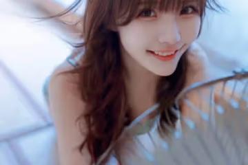 19歲極品尤物少女的居家時尚穿搭：夏日清風中的甜美精靈 清新碎花穿搭