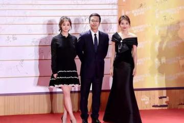 劉濤和39歲蔣欣同框,一個真女神,一個假女神,輸了年齡贏了氣質