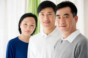 兒子缺錢向我訴苦，我送50萬到他家，聽見兒媳打電話我轉身離開