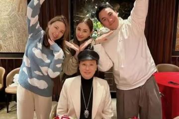 何超蓮陪媽媽慶生,桌上擺「福壽」蛋糕,三太剪短髮露出燦笑
