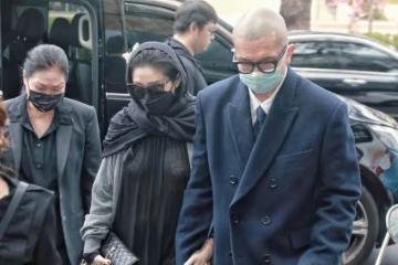 48歲大S穿透視裝現身葬禮,內衣明顯,身材臃腫被疑剛生完孩子