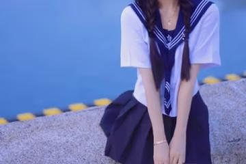 19歲極品尤物少女海港時尚穿搭:經典水手服搭配雙馬尾辮 獨特時尚風采