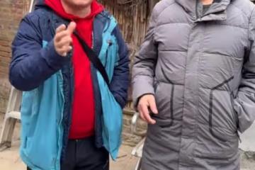 大衣哥請姜濤吃大龍蝦，滿嘴流油被辣嗆，山東人真的很熱情