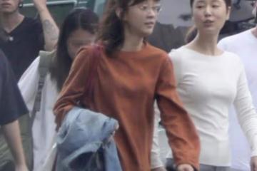 其實林心如本人很漂亮,片場裡的素顏照,沒蒼老還挺白的!