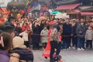 男子接到繡球，激動做「新郎」，兒子緊跟其後，也沒回頭看他一眼