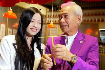 73歲老戲骨李龍基在舞台上哭泣，為救小女友他憔悴了很多