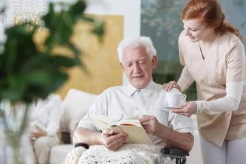 70歲僱主給保姆工資漲到8千，她辭職：他做法過分，我無法忍受