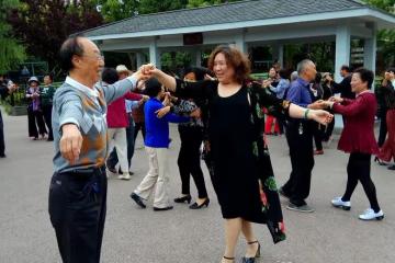 70歲老人傾訴：退休後沉迷交誼舞，8千退休金竟不夠花，我怕了
