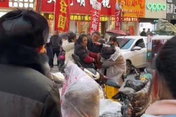 安徽：男子出軌被妻女抓到，卻反打老婆女兒，死命地護著小三