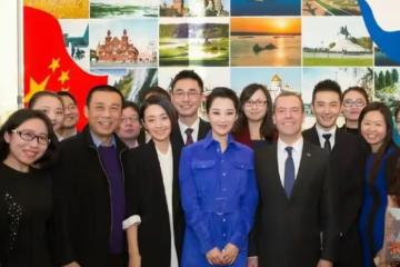 54歲許晴和46歲馬伊琍同框亮相國外，一個刻意扮嫩，一個知性幹練