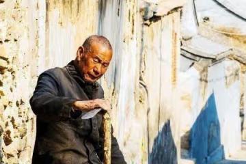 羅中立怕《父親》不能過審，便在畫上加了一「筆」，令其「重生」