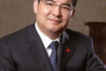 狂捐20億，以高調做慈善示人的陳光標，如今跑去老家幫父母務農？