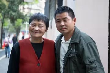 七旬奶奶送快遞還債十餘年:一棵白菜吃三頓,被豆腐乳饞得流口水,還完錢就去回饋社會